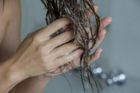 Mycie systemu włosów bez zdejmowania z głowy