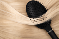 Systemy włosów jako alternatywa dla osób z łysieniem: Jak je nosić i o nie dbać?